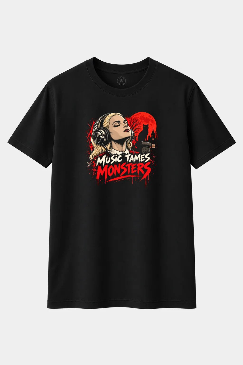 Camiseta Chica Gótica con Auriculares y Gato Negro “Music Tames Monsters” – Terror Retro