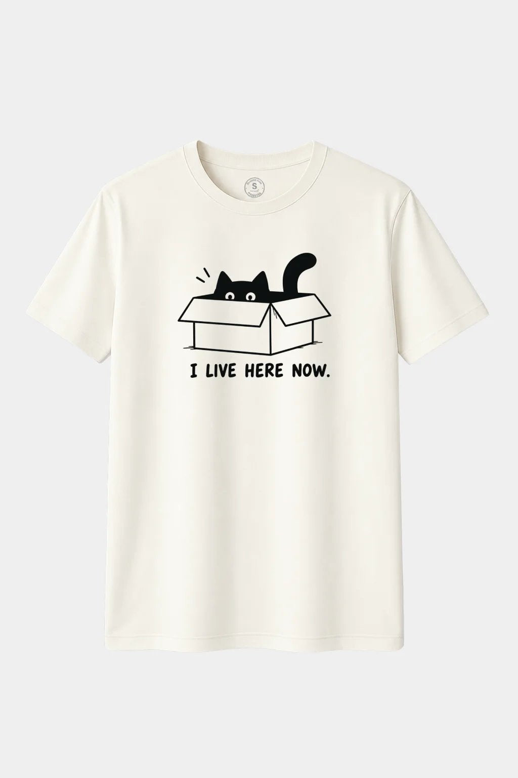 Camiseta I Live Here Now – Gato en Caja