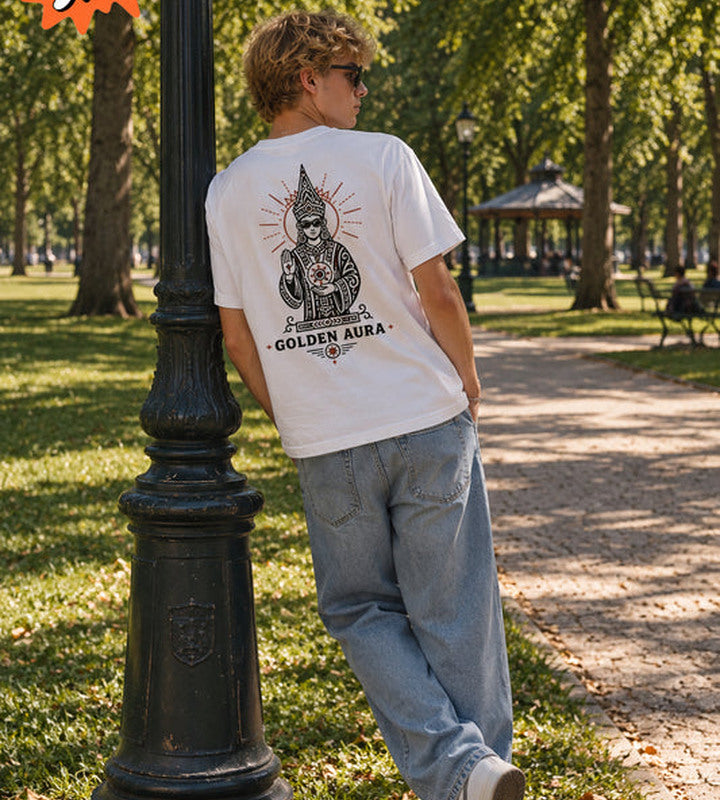 Modelo con una camiseta estampada de Friking